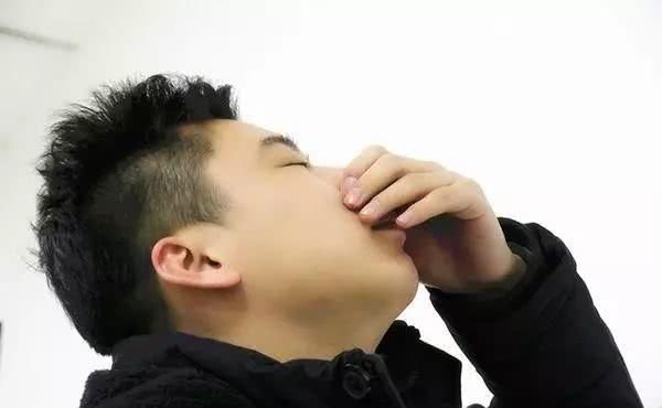  「过于茂盛」鼻毛为什么一直自身窜出去？鼻毛太过度繁茂，有啥暗示着吗？