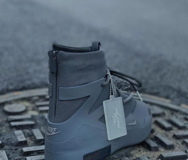  烟灰色：Nike x FOG 1「烟灰色」实物曝光！被种草的乖乖举手！