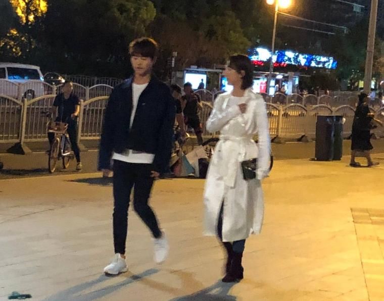 杨紫一身时尚穿搭与马天宇街头拍新戏，御姐范十足