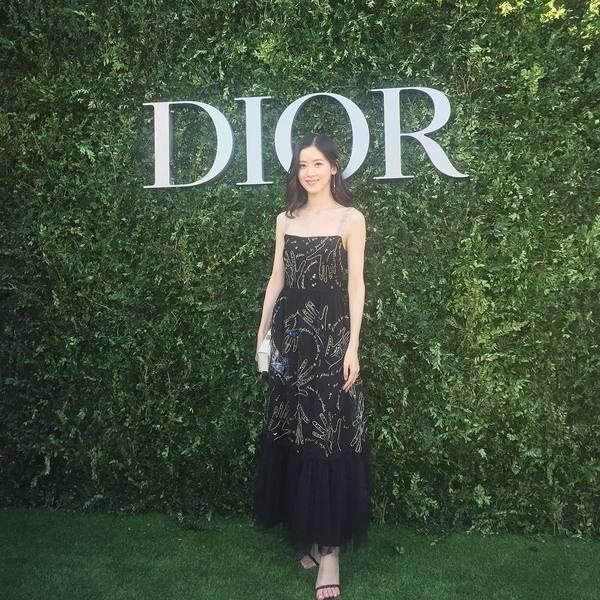 奶茶妹妹章泽天不仅人生开挂，衣品也从小土妹一跃成白富美？