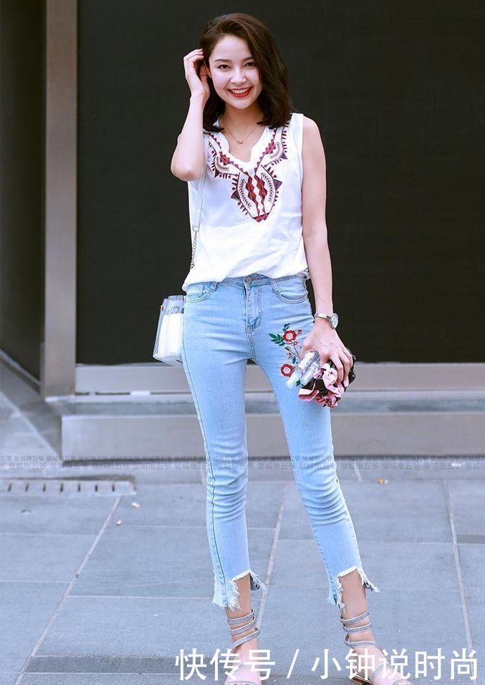 漂流时尚小姐姐穿牛仔裤逛街，不知道吸引了多少路人!