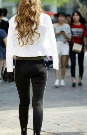 快来看看街拍达人的小姐姐吧，这样的穿搭你喜欢吗？