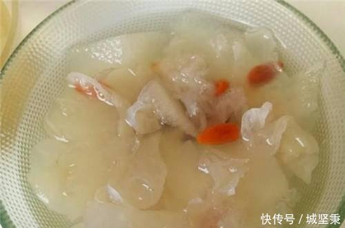  「雪梨银耳羹」雪梨和它煮，是天然“玻尿酸”，常喝皮肤细嫩白皙不长斑，人更美！