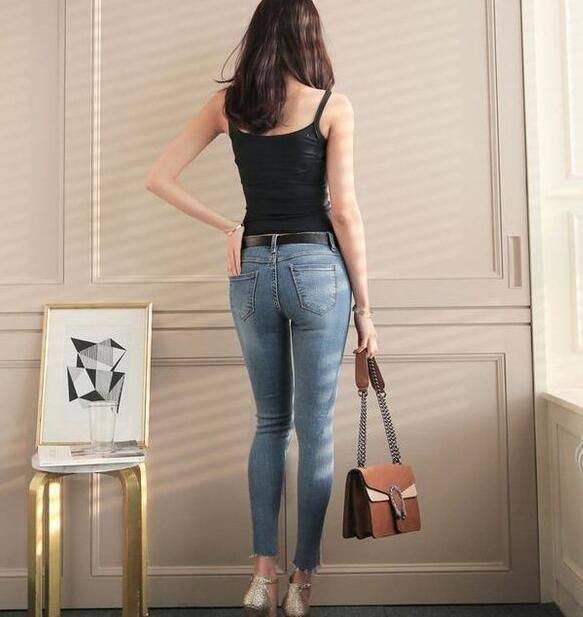 独特魅力的牛仔裤小姐姐，展现青春色彩，更加吸睛夺目!