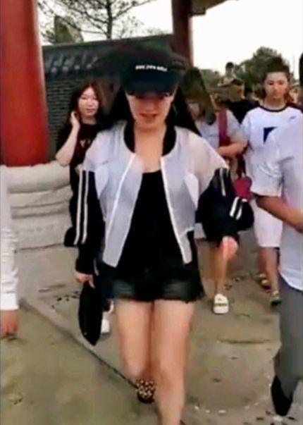 关婷娜有多美？路人近拍她穿短裤的样子，网友：赵本山真有眼光