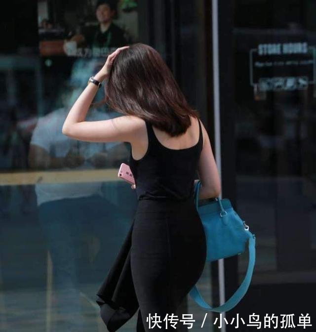 广州街拍穿着吊带开叉裙的小姐姐秀身材，白皙大长腿性感又迷人