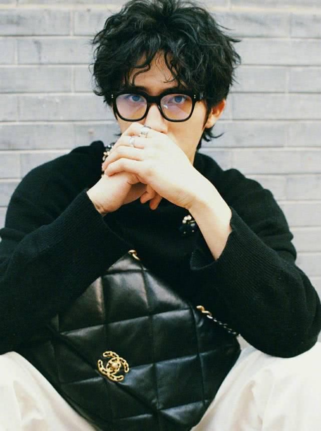  『充满』“香奈儿19手袋”，经典的包包男女皆宜，Chanel的魅力无人可挡