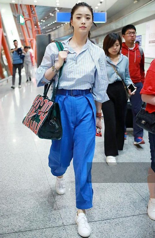 何穗与蒋欣同框秀腿，网友直呼:我也要拥有一条阔腿裤