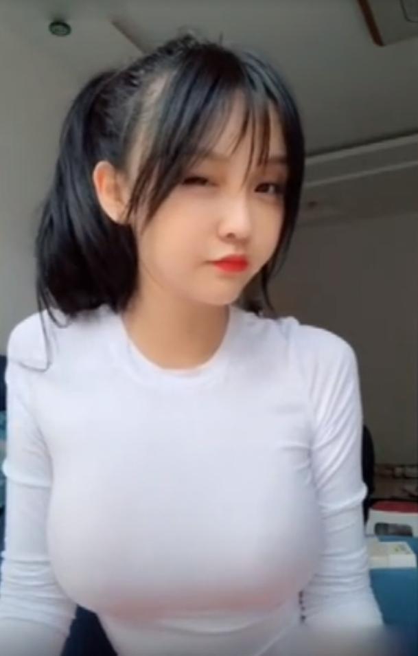 街拍：紧身衣使小姐姐光彩夺目，充满了浓郁的女人味