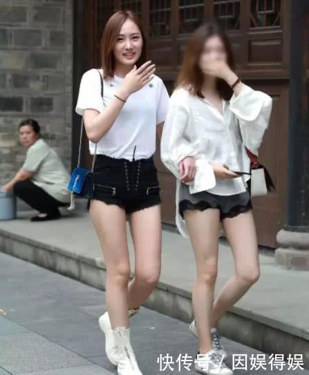 闺蜜|街拍一起逛街的闺蜜,光看腿就已经显得身材很好了
