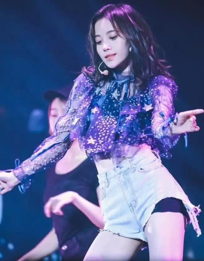 鞠婧祎超短裤提的太高,露出黑色部位太抢眼,网友:不看都不行!