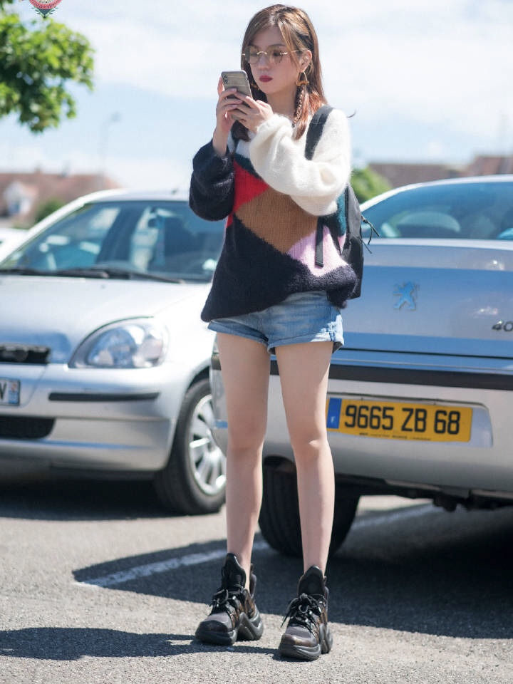 42岁赵薇林心如，同穿毛衣搭配却不同，辣妈们差别可真大!