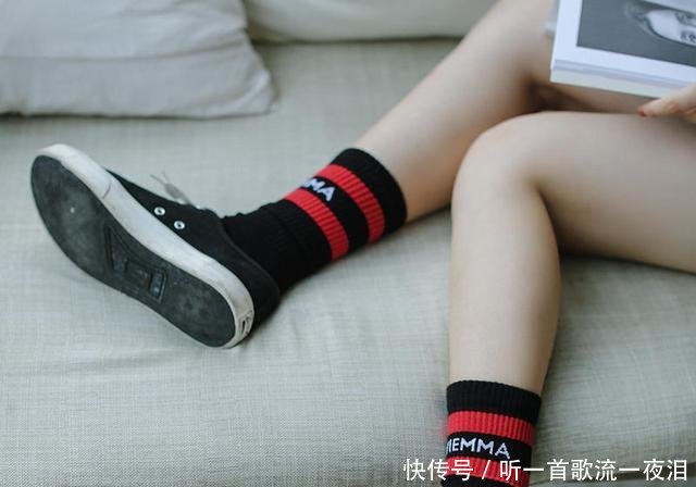袜控带你解锁,复古文艺小清新的街头造型