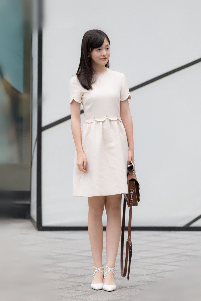 重庆街拍,美美的裙子让你绽放光彩,潮流达人的最爱!