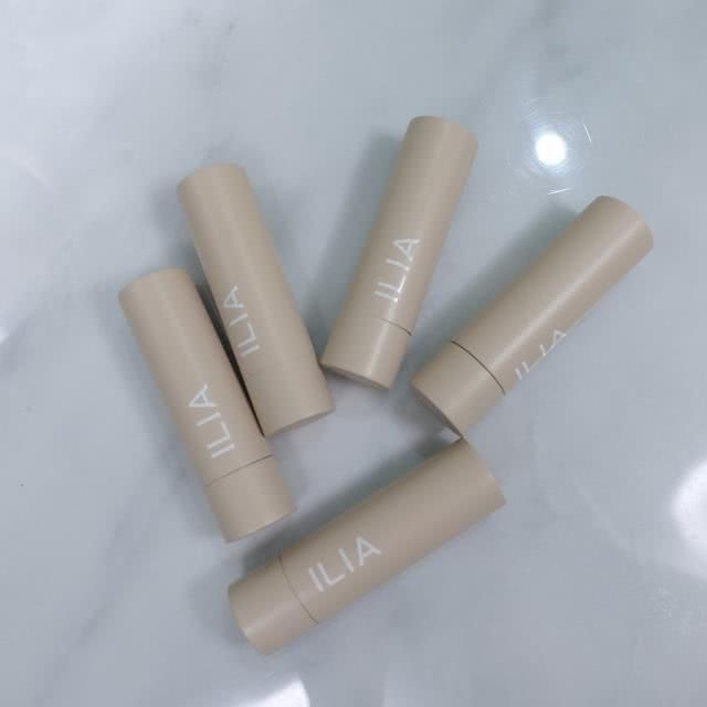 #奶茶#试开箱 文青系超有质感的ILIA唇彩 奶茶裸色设计好吸睛
