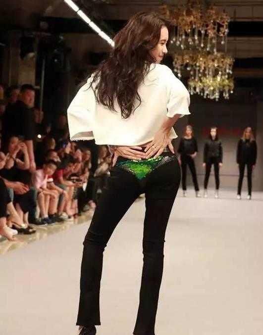 明星奇葩穿着!蔡徐坤鞋带当腰带，杨幂牛仔裙倒穿!