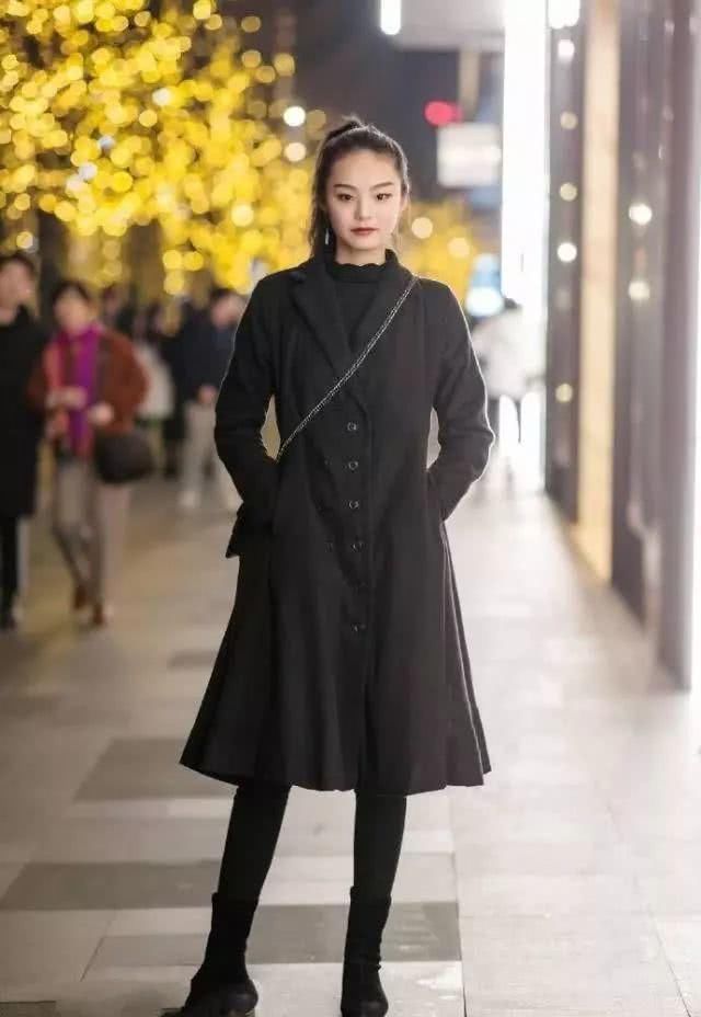  『穿搭』简洁的大衣一点都不挑人，舒适经典又不失时尚格调