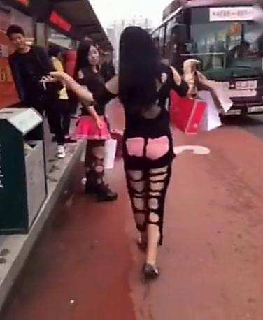实拍: 四川某地2名女子穿衣太大胆, 为了出名也是拼了