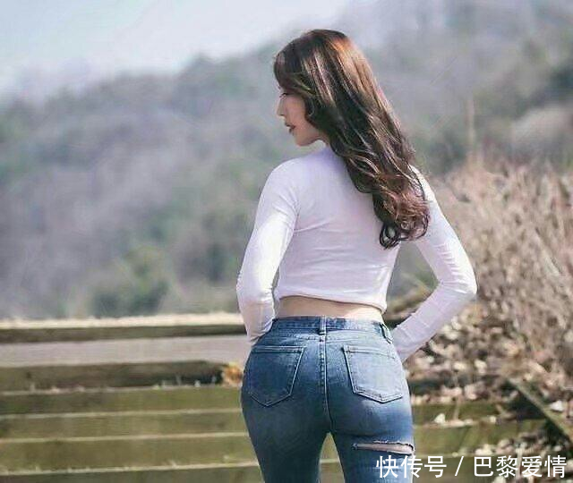 路人街拍：?紧身牛仔裤搭配黑色T恤的小姐姐，身材曲线分明