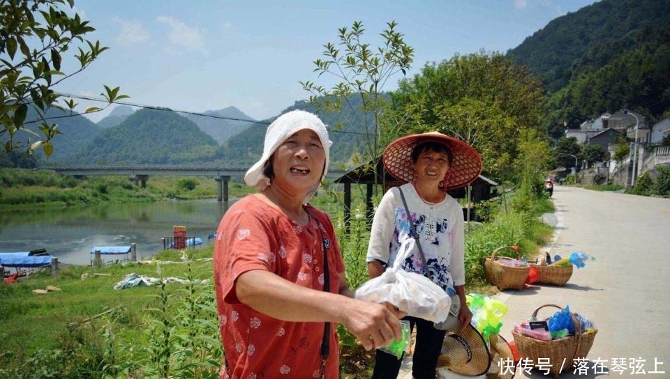 山村大妈在箩筐里装满玩具，逢人边追边说好话，看看干啥