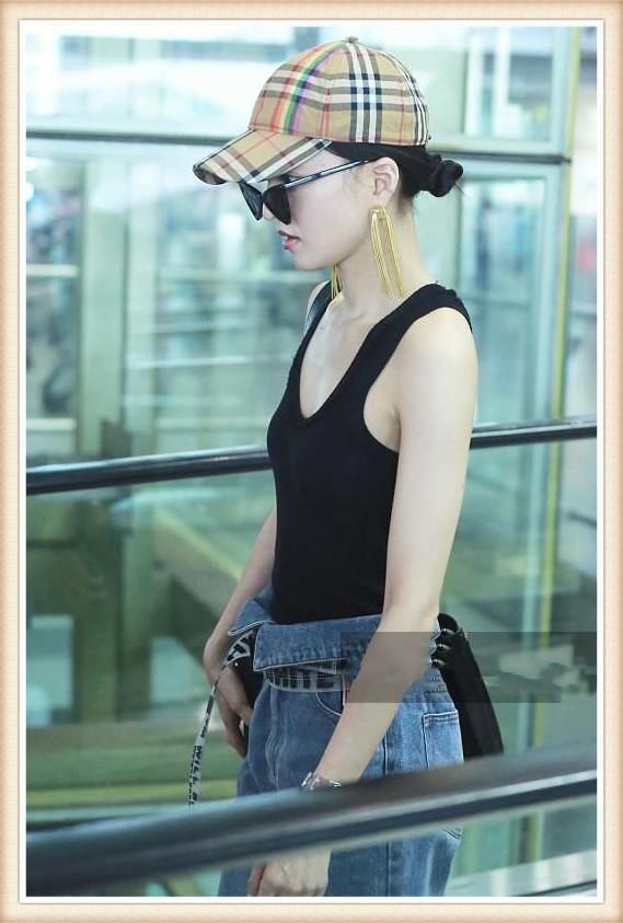 张韶涵86斤，蔡依林84斤，二人同穿小背心，干瘦丰腴差距一目了然