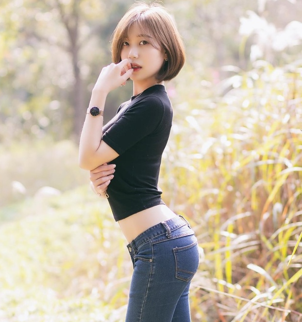 青春朝气的牛仔裤美女,婉约又显别致,无论走到哪都是焦点