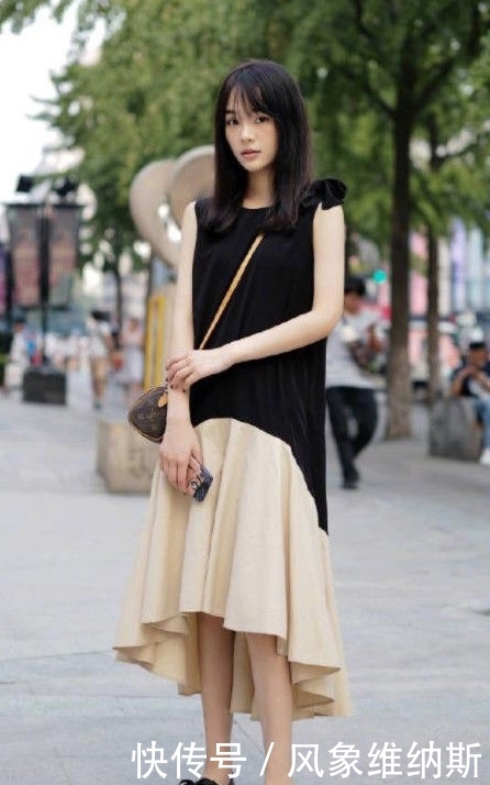 #美女#街拍:时尚时髦的长发美女,黑色上衣搭配牛仔短裤,简单又时尚