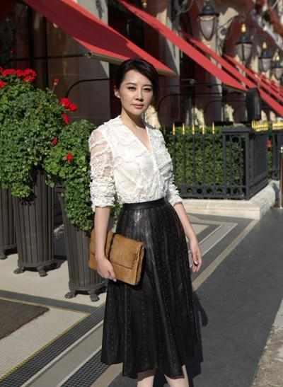 50岁许晴出席活动一件睡衣长裙惹争议，网友：这是真嫩