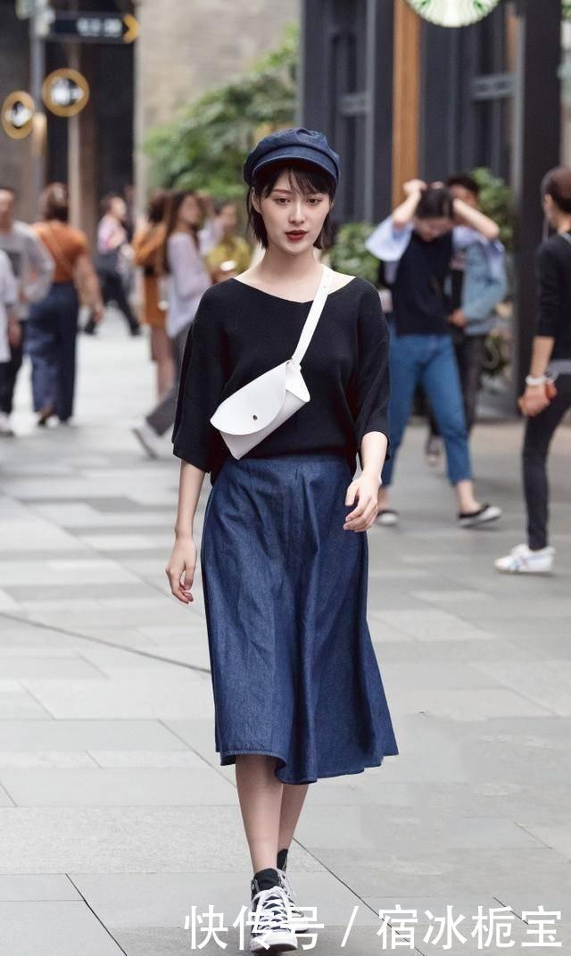 # 打电话#比出胜利的手势,笑容真甜美!,街拍:打电话的小姐姐