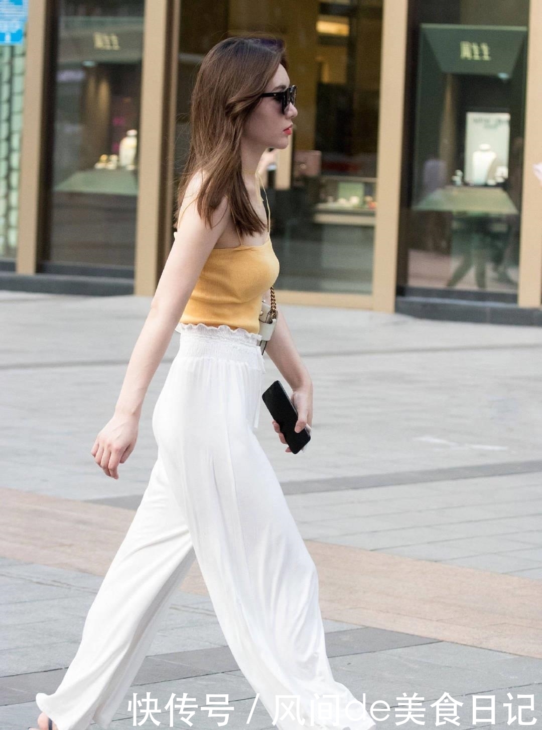  上线：街拍女神：最适合秋天穿的阔腿裤已上线，小姐姐穿上摇曳多姿
