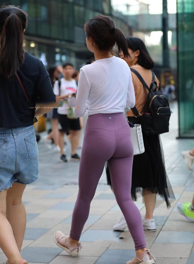 街拍:气质小姐姐紧身裤尽显曲线凹凸有致，健身的女人身材很迷人