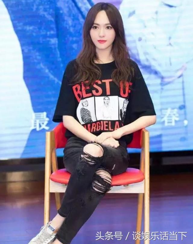 唐嫣真敢穿，一身皮裙超级显瘦，网友直呼:真受不了这腿!