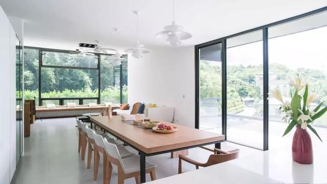 他买下30000小山头，造了一栋隐居的房子，远离城市，幽静清心