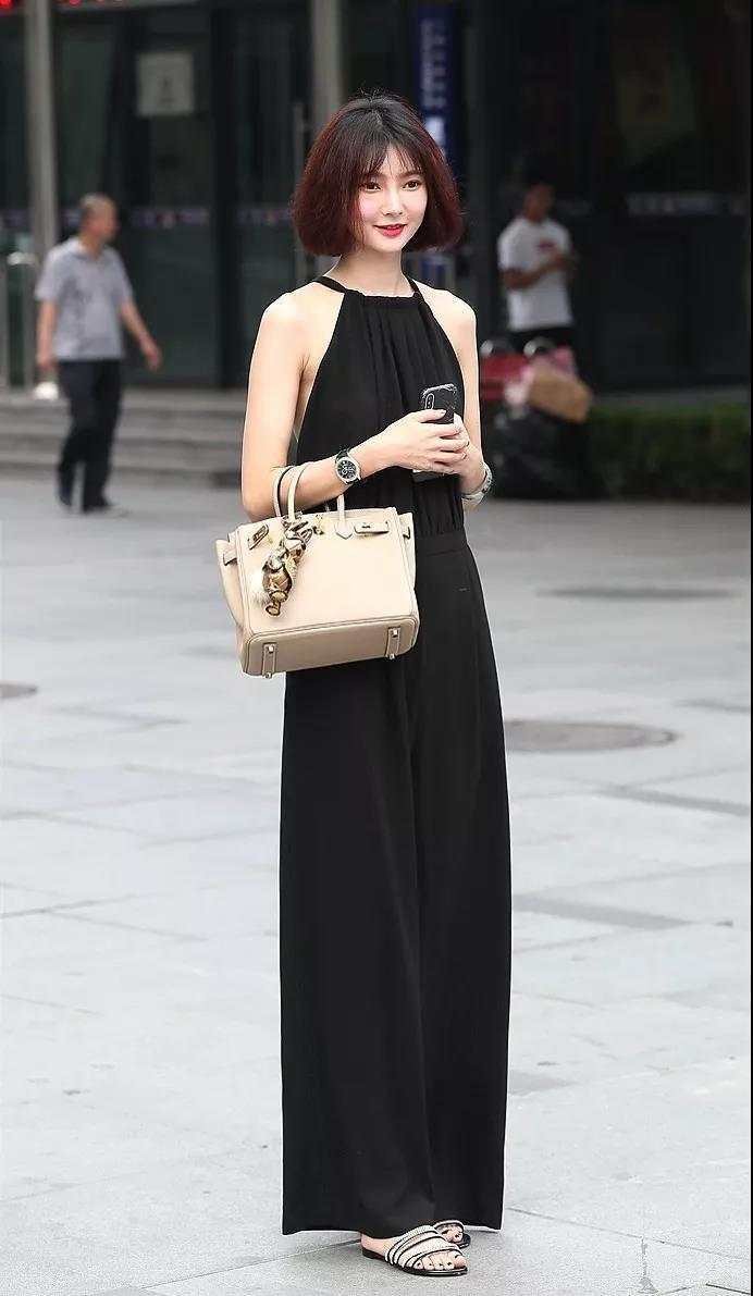 成都街拍 一身黑的优势是勾画美丽形体好轮廓 背影如此吸睛!