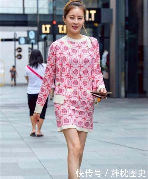 『碎花』街拍:美女碎花上衣配黑色短裤,时尚潮流的穿着,酷范十足
