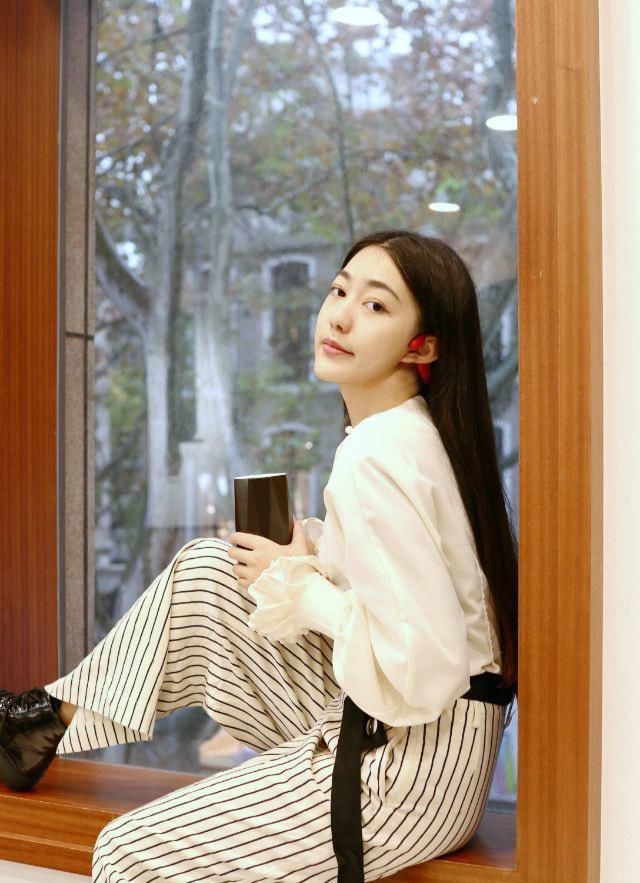  #女人味#职场女生超有味穿搭，简约又有女人味，时尚又不妖娆