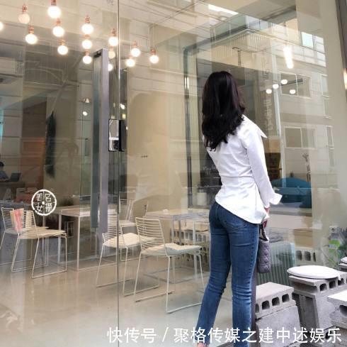 身材高挑的气质小姐姐，不管是紧身打底裤还是牛仔裤，都性感妖娆