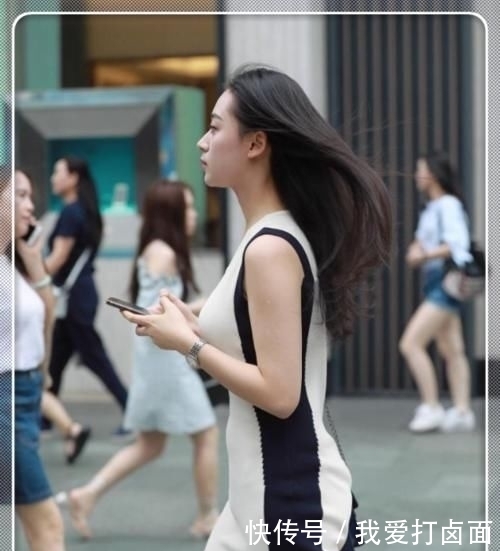『 气质』高贵时尚有气质,整体活力感满满,小姐姐搭配双拼色连衣裙