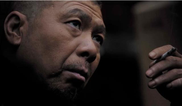 被传遭通缉，冯小刚现身痛斥，网友：终于体会崔永元当年网络暴力