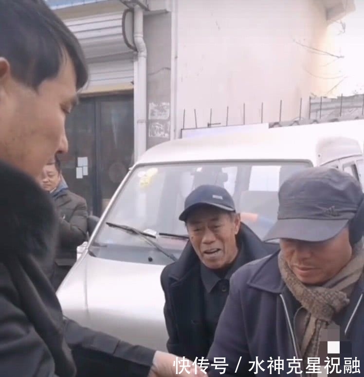 『众口一词』大衣哥黑色棉服买东西,递钱姿势,网友点赞,评论众口一词