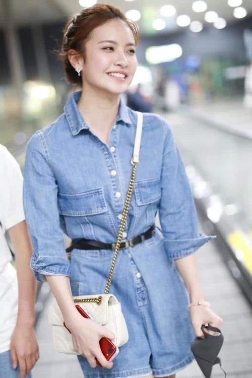  [整套look]赖雨濛简直太美了，扎丸子头搭配牛仔连体裤，意外穿出少女感