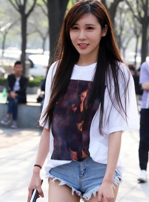 「气质」街拍:面带微笑的美女,一件白色上衣配牛仔热裤,时尚清新气质