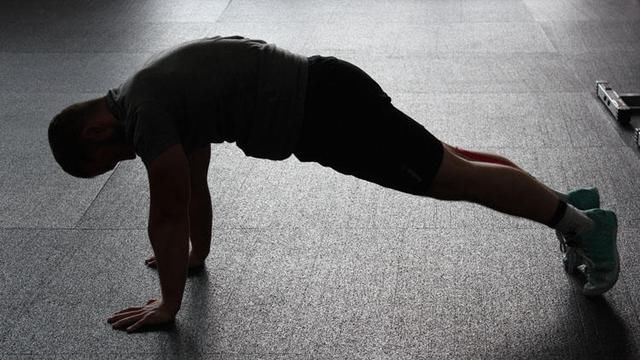 男生体格大改变，只因长期做俯卧撑!