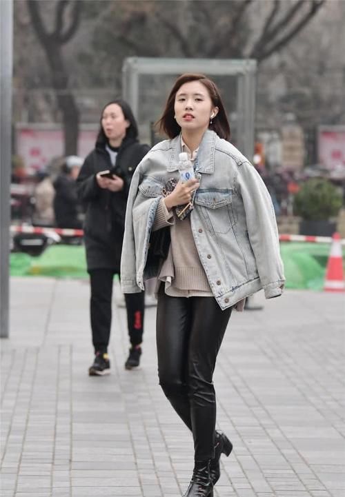 【自信】紧身皮裤显身材曲线,也是对自己自信的表现,搭配高跟鞋更显气质