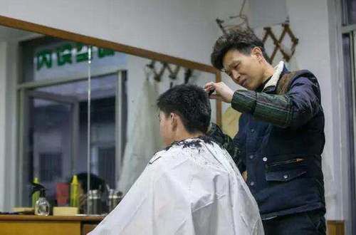 去理发时,这3句话别轻易对理发师说!特别第2,男生理发的口头禅