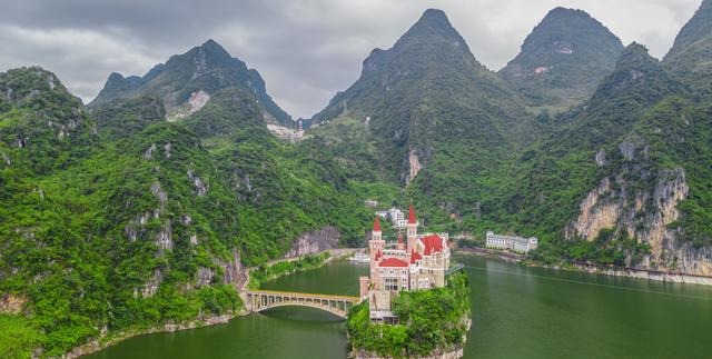 贵州山水中突然飞来了座天鹅堡,你说感觉奇不奇怪