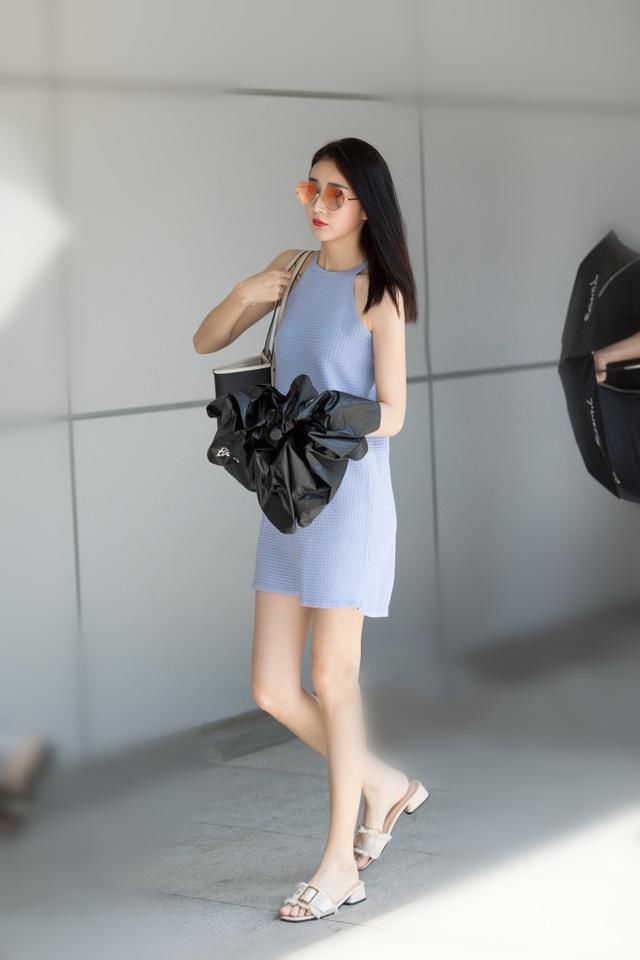 路人街拍，大红色的吊带连衣裙搭配起来复古可爱，尽显清新气质美