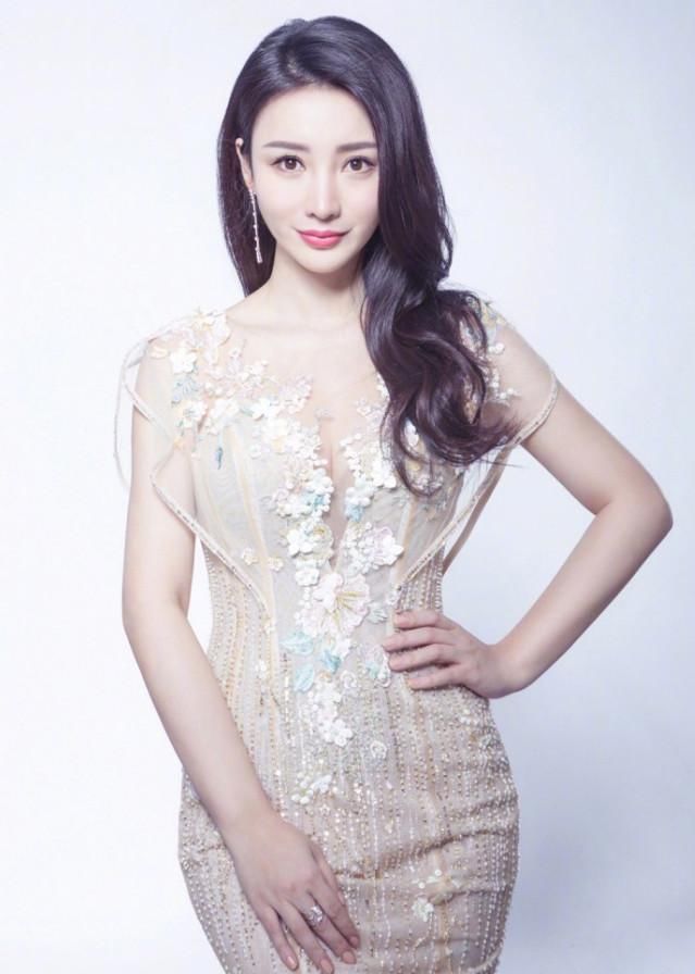 谁说张檬的穿搭老气了？穿上裸色薄纱裙比柳岩性感，选对裙子了！