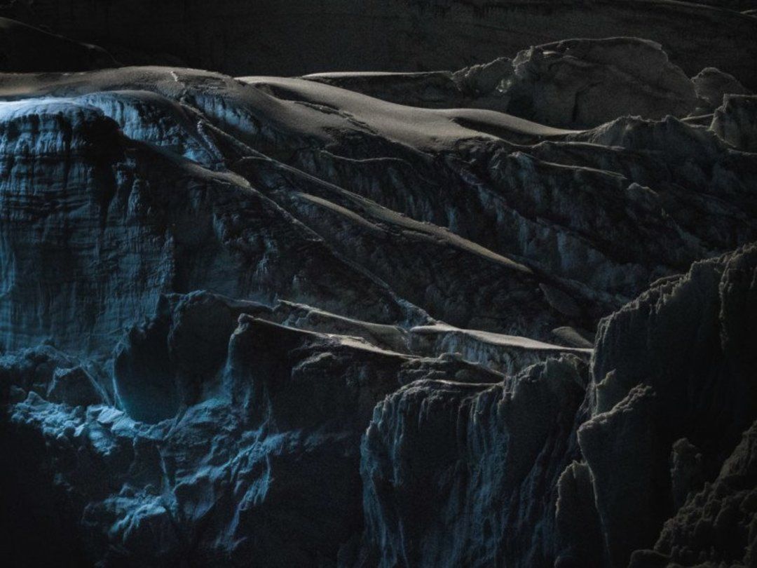 摄影师用无人机灯光照亮秘鲁冰川，拍下未崩塌处威严