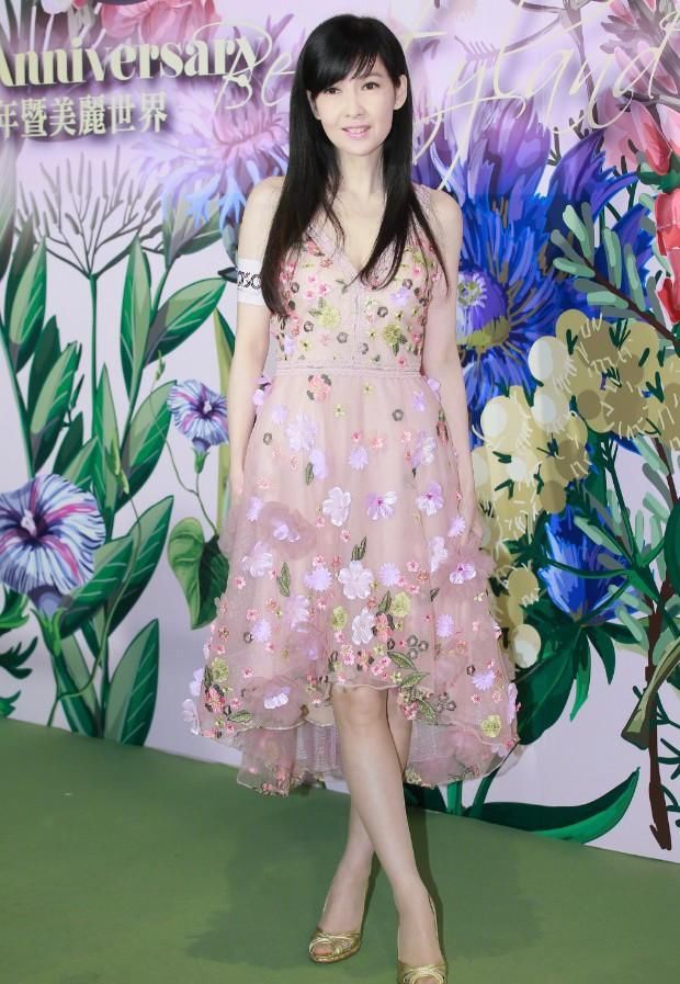 50岁的周慧敏才是真正的小仙女,将塑料感裙子穿出气质就服她!